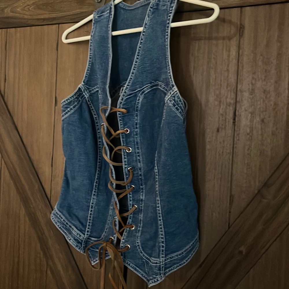 Great festival shirt! Stretch Jean lace up